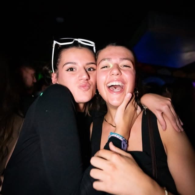 Sur la piste, tard dans la nuit