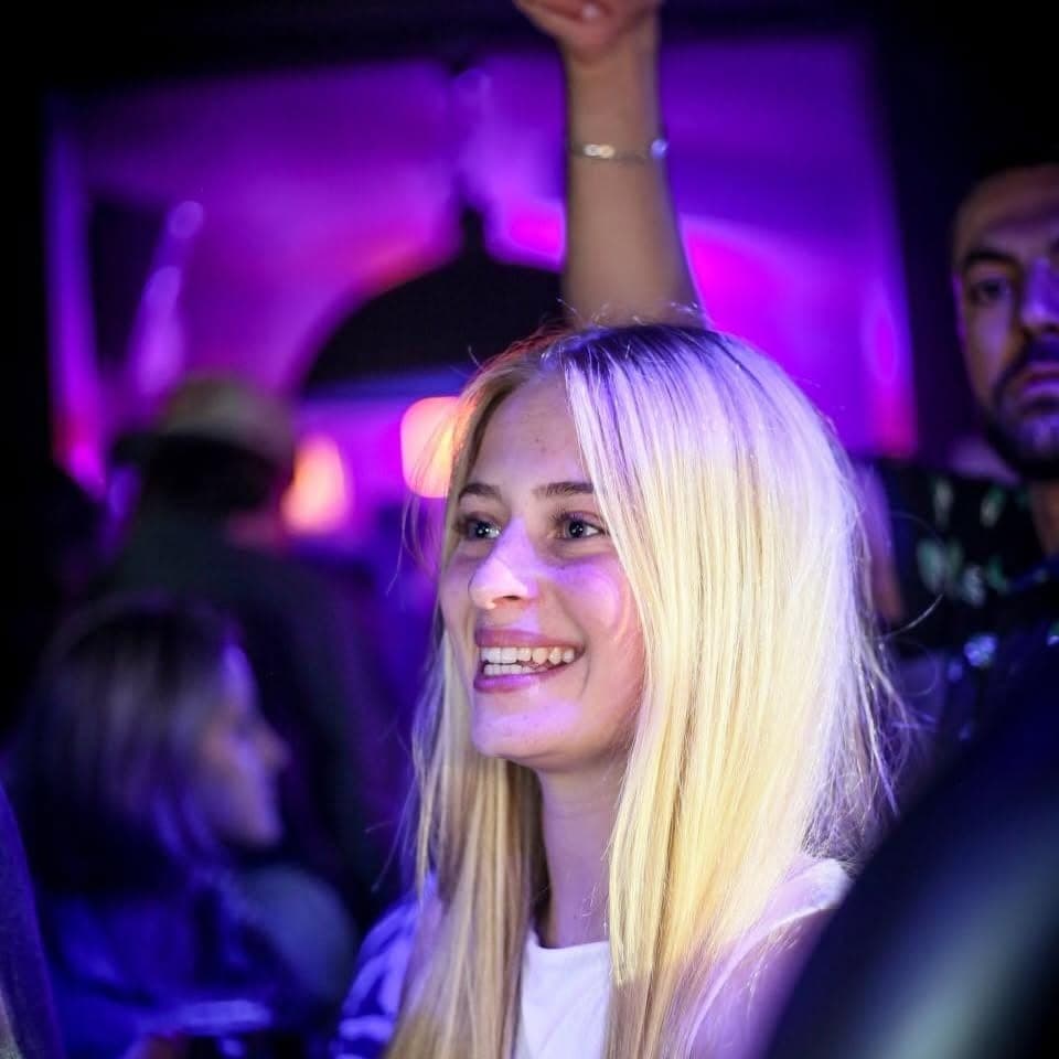 La salle du pub dans les lumières violettes