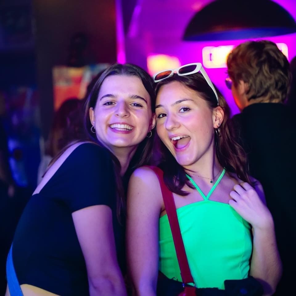 Deux amies devant le bar du pub