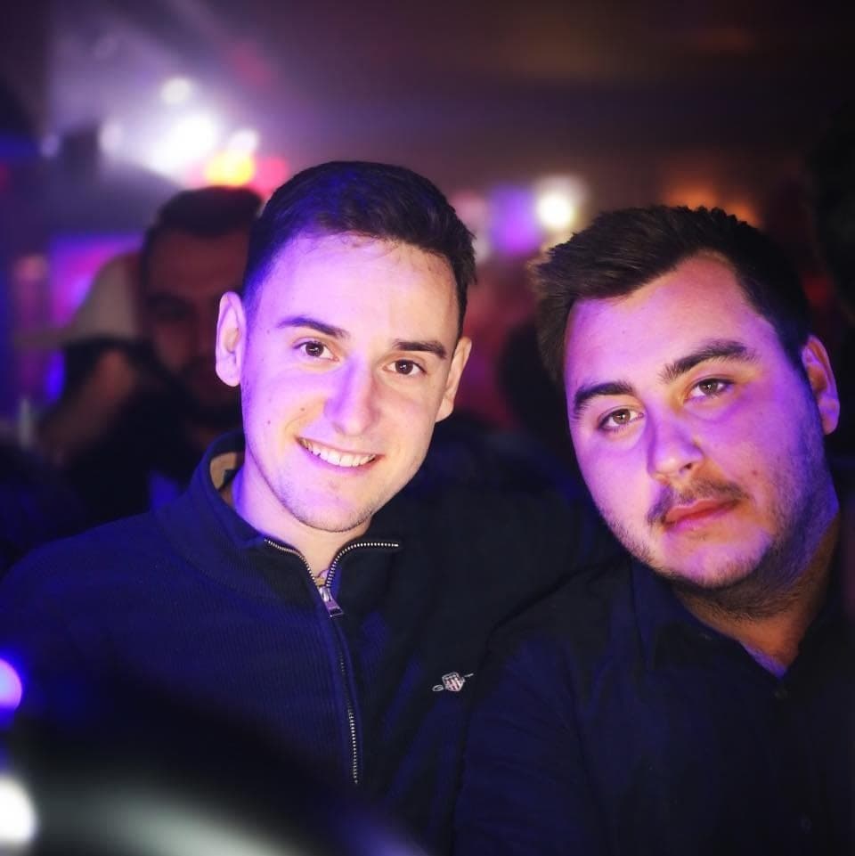Deux clients au comptoir du pub