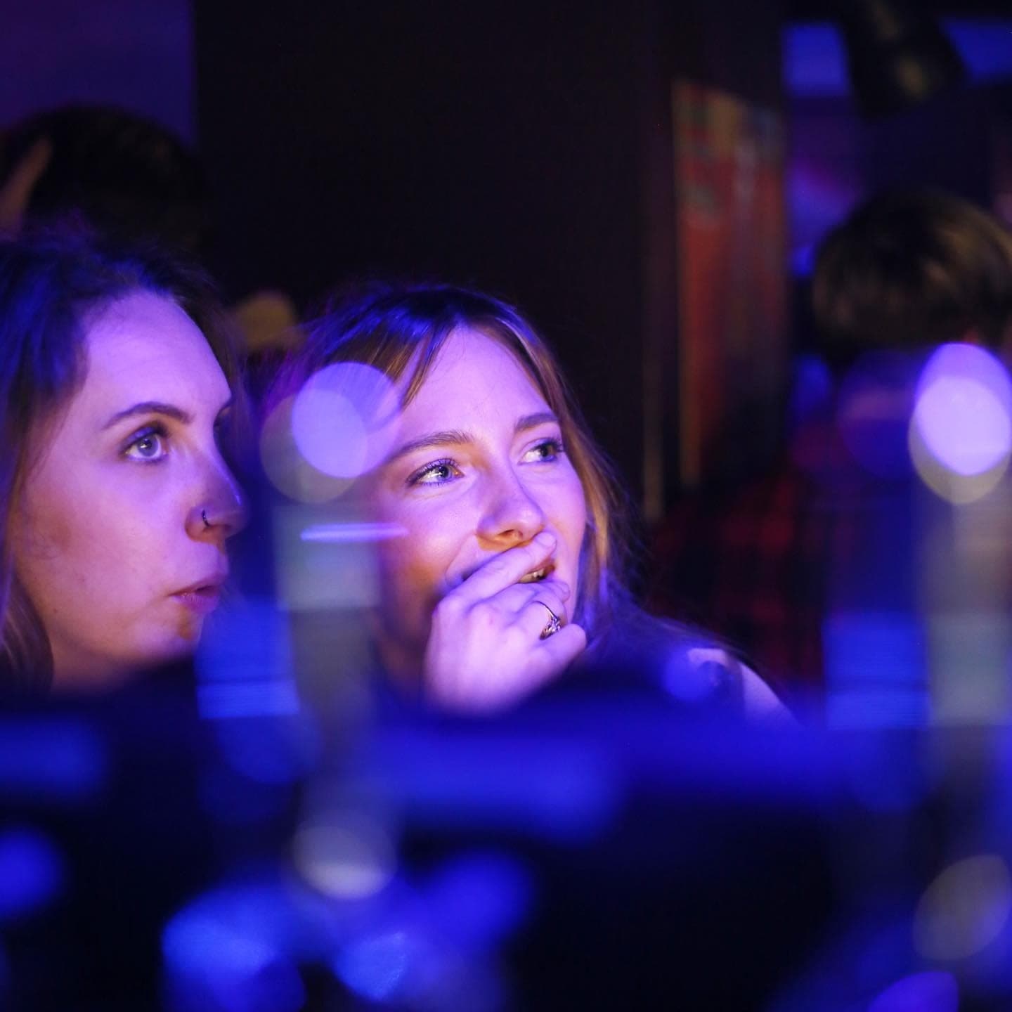 Deux clientes dans les lumières de la salle