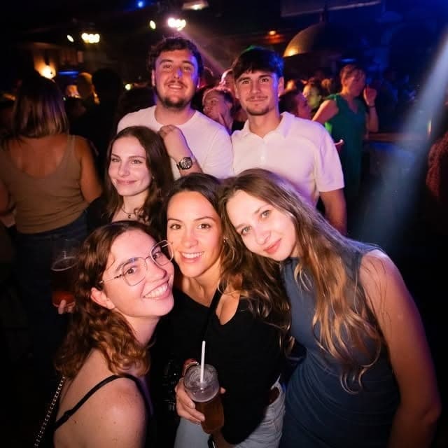 Une tablée d’amis un soir de sortie au pub
