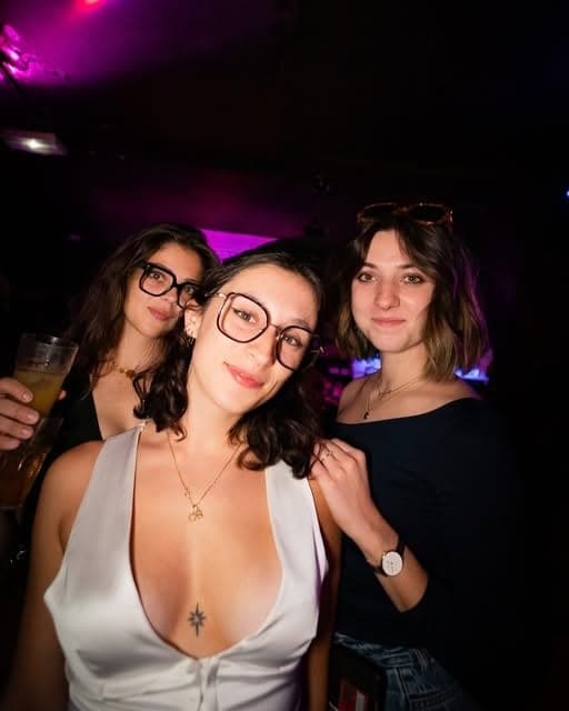 Un verre à la main dans la salle du pub