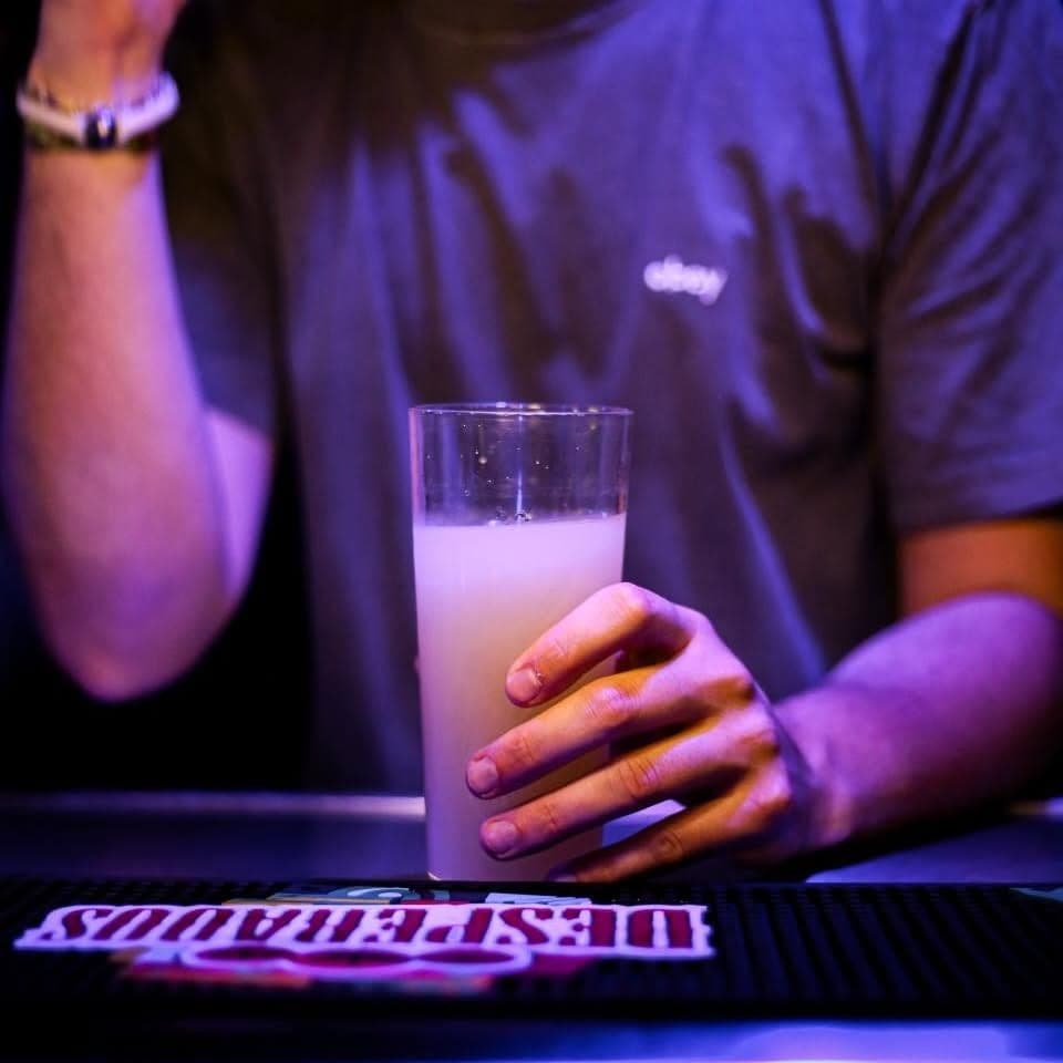 Un verre posé sur le tapis du comptoir